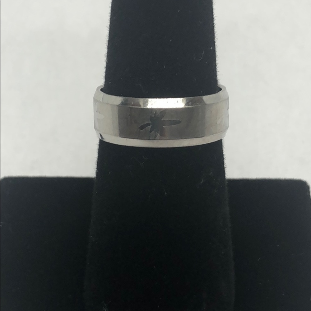 Men’s ring.